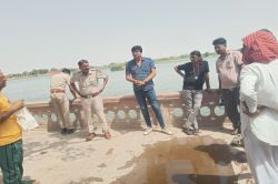 परिजनों को फोन कर कहा मर रहा हूं और फोन को सरोवर किनारे रख कूद गया पानी में,
गोताखोरों ने शव निकाला - image