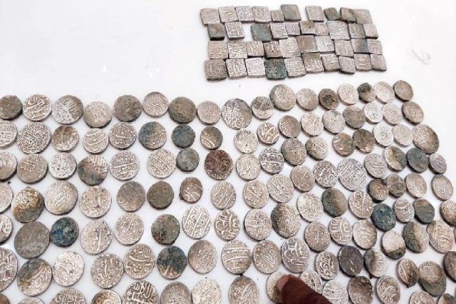 260 ancient coins found during digging of Borban pond in Burhanpur फोटो सोर्स- बुरहानपुर कलेक्टर एक्स हैंडल 