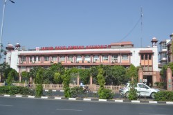 नाले पर पुलिया नहीं बनाई, आधा किमी कच्ची सड़क से गुजर रहे लोग - image