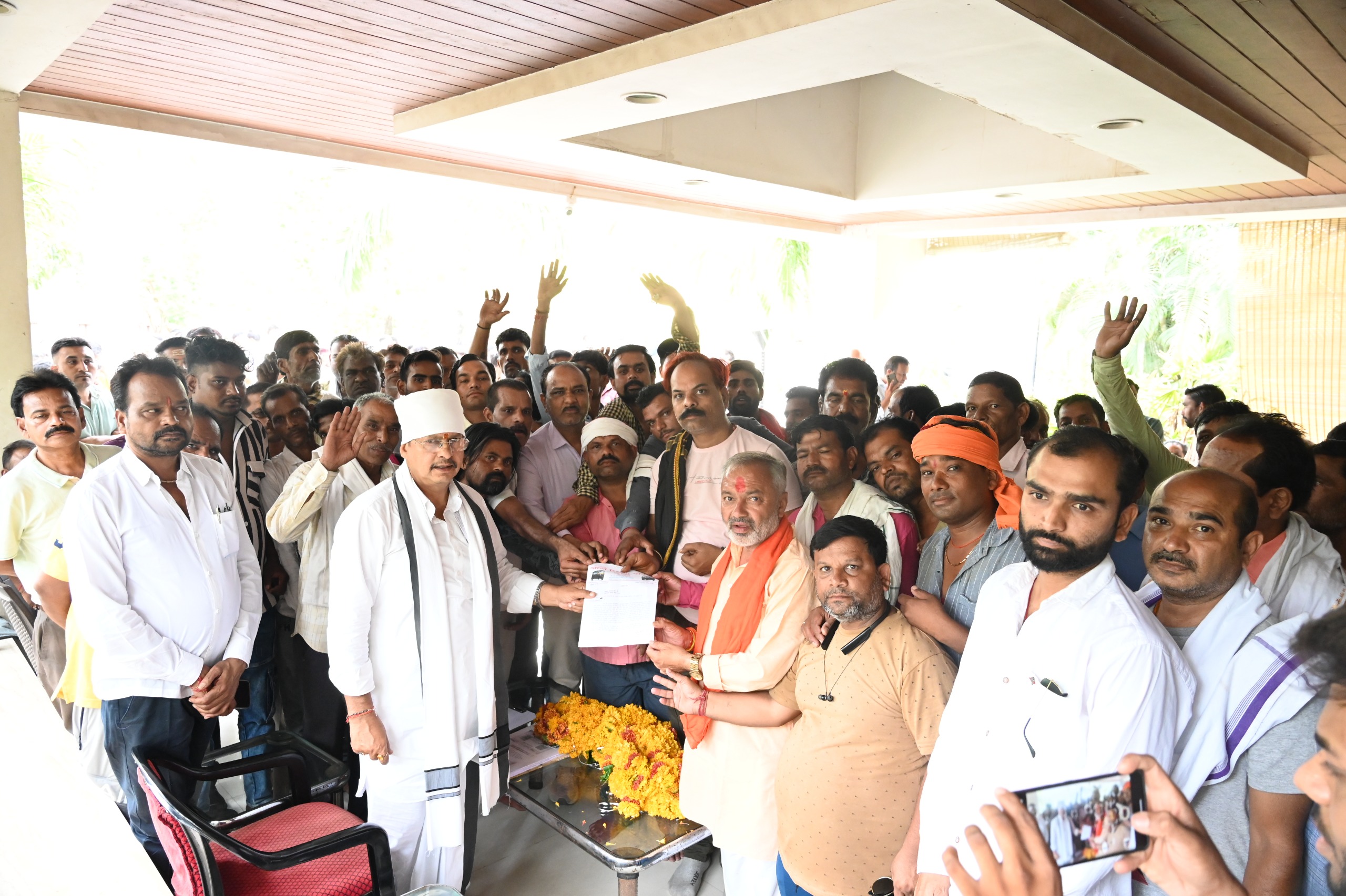 ऑटो रिक्शा यूनियन ने विधायक को सौंपा ज्ञापन, बोले- बड़ा बाजार में तीन पहिया
वाहनों के प्रवेश को दी जाए अनुमति
