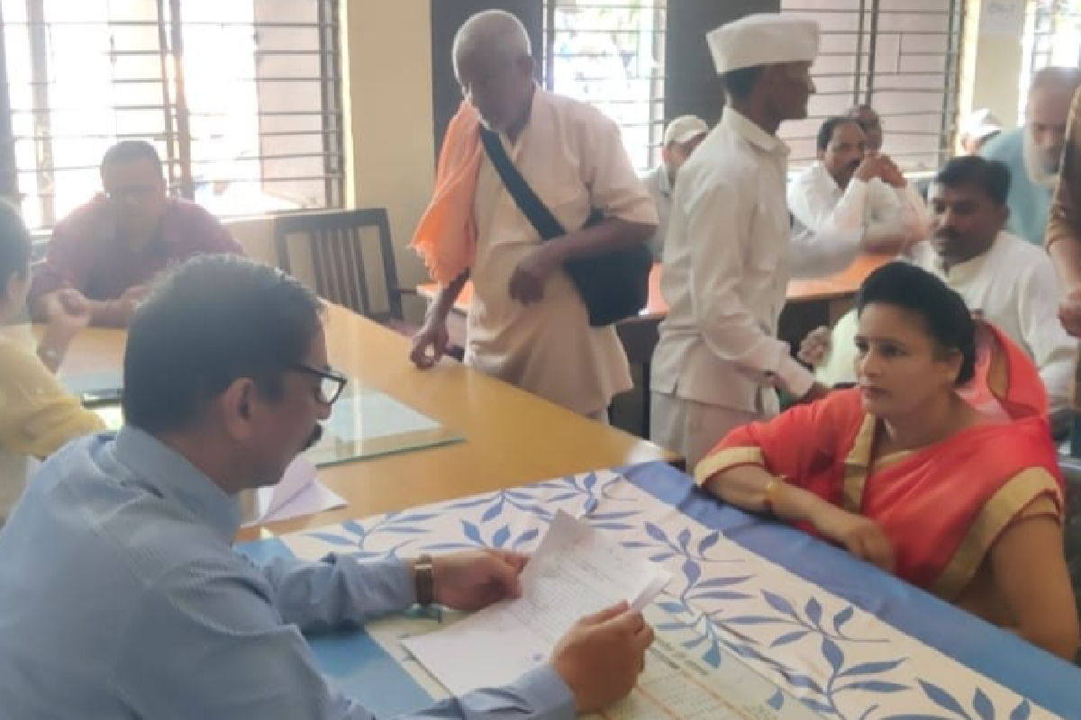 ‘साहब…बेटे-बहू नहीं देते खाना, फर्जी दस्तावेजों से हड़पी जमीन’, एसपी-कलेक्टर से
मदद मांगने पहुंचा व्यक्ति