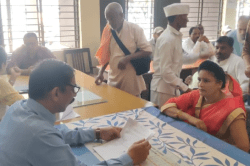 ‘साहब…बेटे-बहू नहीं देते खाना, फर्जी दस्तावेजों से हड़पी जमीन’, एसपी-कलेक्टर से
मदद मांगने पहुंचा व्यक्ति - image