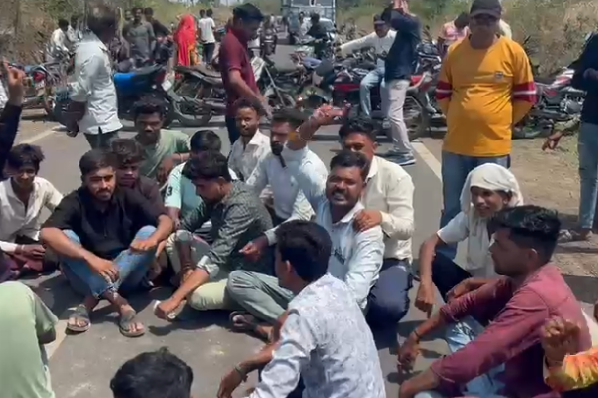 बिजली पोल पर करंट लगने से गिरा कर्मचारी, ग्रामीणों ने सड़क जाम किया