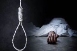 आर्थिक तंगी और शराब की लत ने ली जान, शादी समारोह में आए युवक का पेड़ से लटका
मिला शव - image