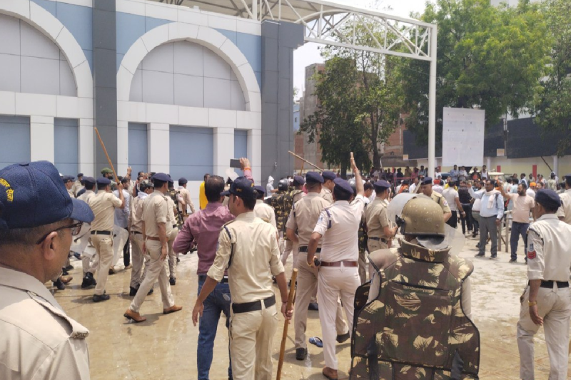 police lathi charged Bajrang Dal workers tried to break the wall in front of the Manokamna temple at Katni Junction