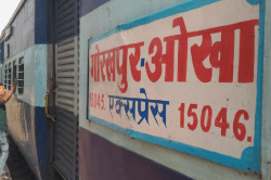 चलती ट्रेन में TTE के साथ हो गया खेला, चोर ले उड़े अंडरवियर और टेबलेट! - image
