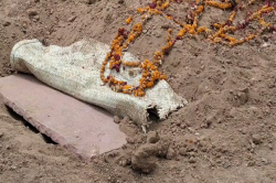 रात में कब्रिस्तान से आ रही थीं अजीब आवाज़ें, सुबह खुदी मिली महिलाओं की कब्रें - image