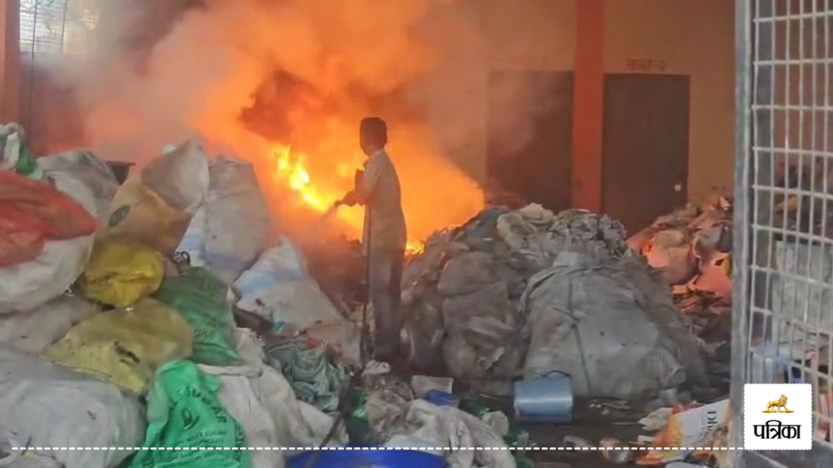 मुरादाबाद नगर निगम के कबाड़ गोदाम में लगी भीषण आग, दमकल विभाग ने आग पर पाया
काबू, शॉर्ट सर्किट की आशंका