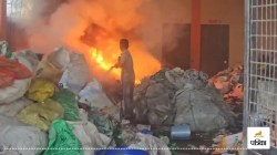 मुरादाबाद नगर निगम के कबाड़ गोदाम में लगी भीषण आग, दमकल विभाग ने आग पर पाया
काबू, शॉर्ट सर्किट की आशंका - image