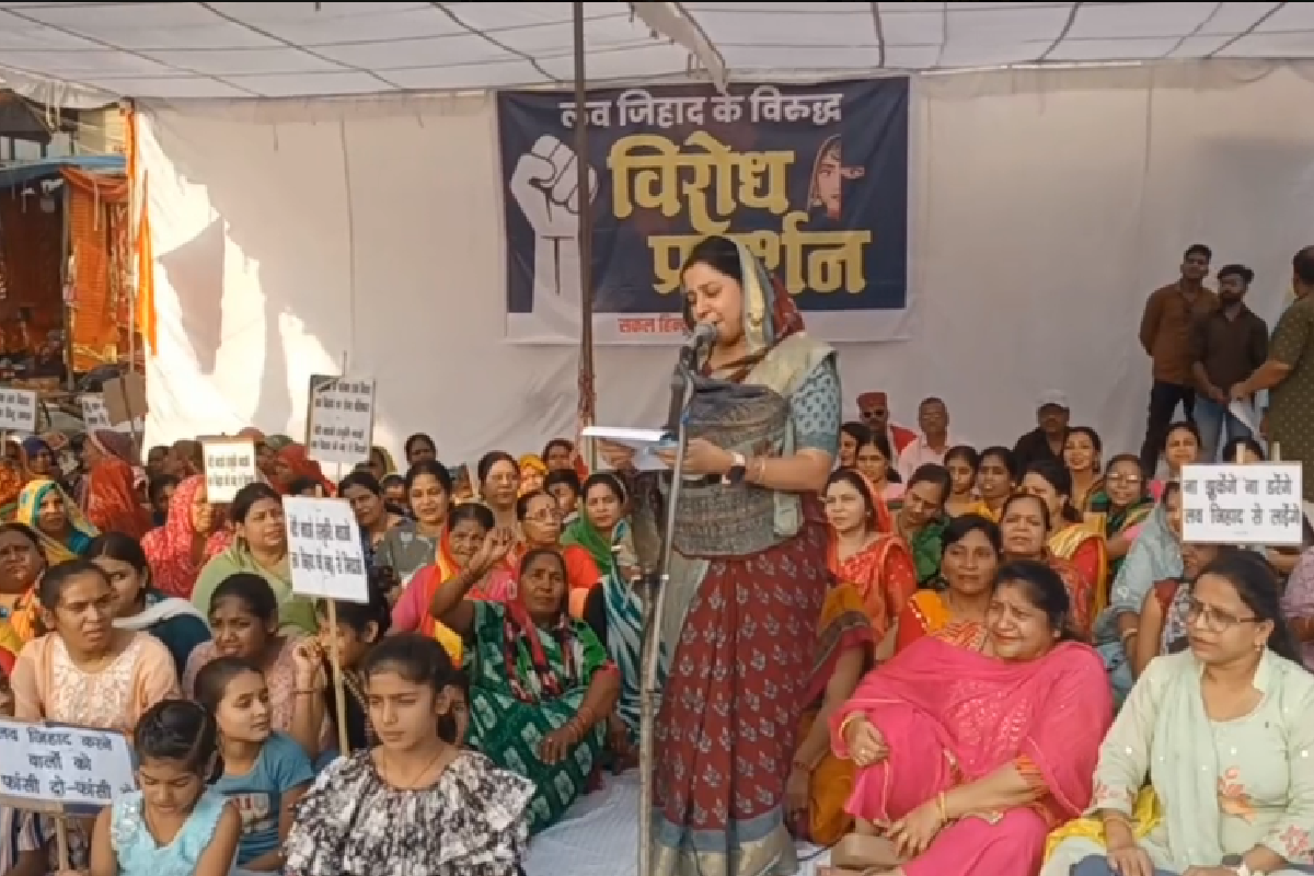 Video News: भोपाल लव जिहाद मामले पर भड़का सकल हिंदू समाज, 26 चौराहों में किया
प्रदर्शन