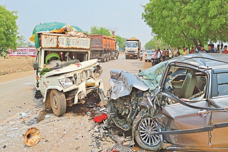 मालवाहक और कार में आमने-सामने की टक्कर ( फोटो सोर्स - पत्रिका)