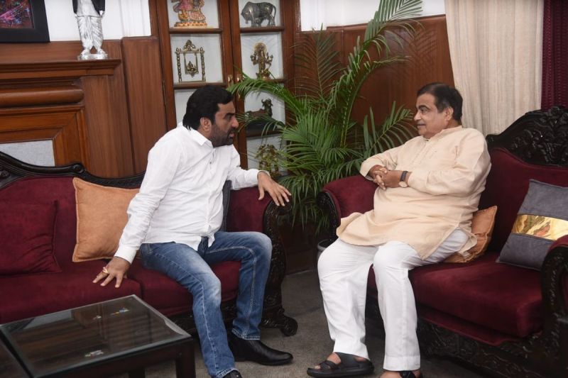 सांसद हनुमान बेनीवाल व केंद्रीय मंत्री नितिन गडकरी