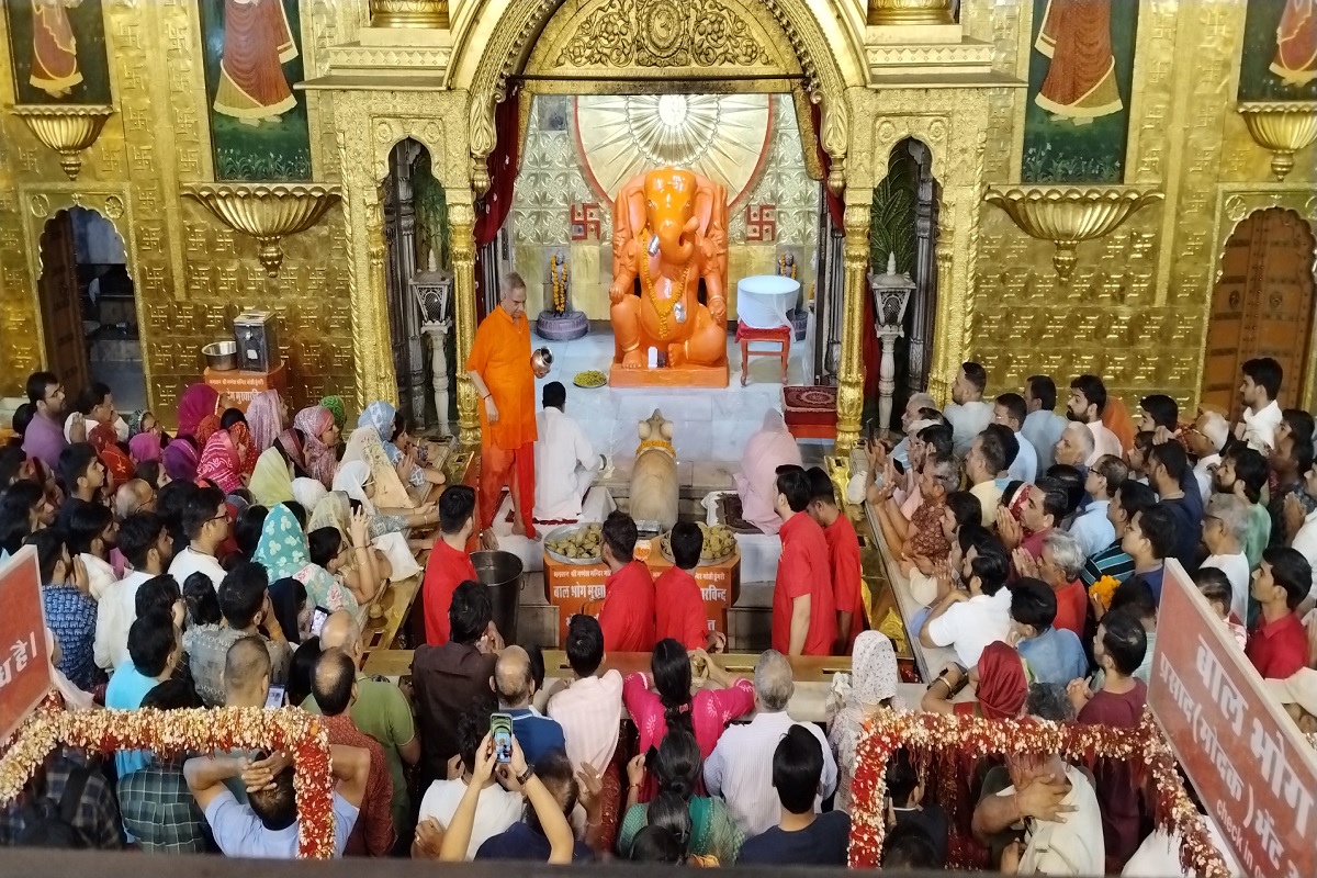 रवि पुष्य नक्षत्र पर गणेशजी का पंचामृताभिषेक, मंदिरों में सजी फूल बंगले की झांकी