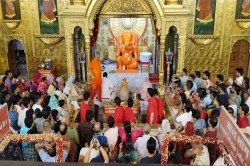 रवि पुष्य नक्षत्र पर गणेशजी का पंचामृताभिषेक, मंदिरों में सजी फूल बंगले की झांकी - image