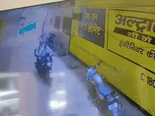 दिनदहाड़े चोरी! गले से चेन खींचकर भागे 2 युवक, अंगूठी और चेन लेकर फरार, VIDEO