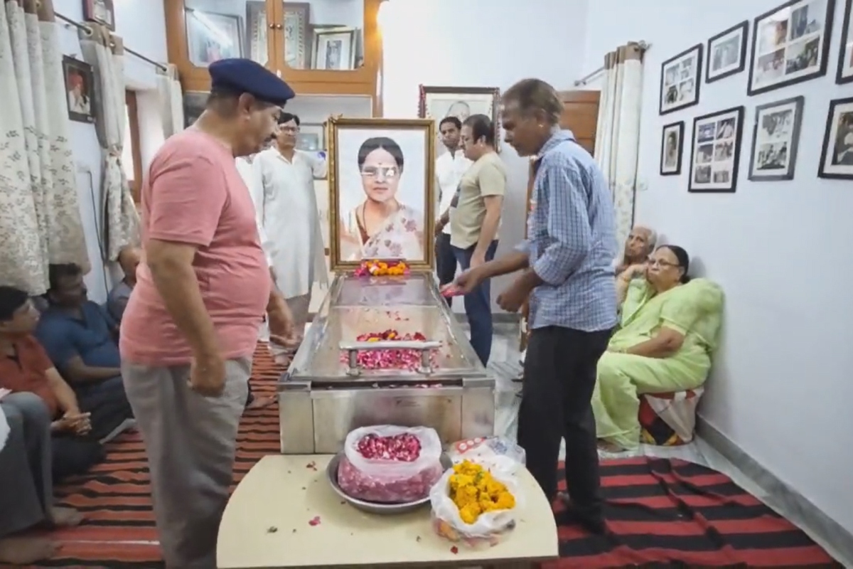 Girija Vyas Passed Away: गिरिजा व्यास की पार्थिव देह पहुंची उदयपुर, श्रद्धांजलि
देने गहलोत- डोटासरा-जूली भी पहुंचे