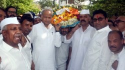 गिरिजा व्यास की देह पंचतत्व में विलीन, गहलोत ने अर्थी को दिया कंधा, अंतिम विदाई
में उमड़ा शहर - image