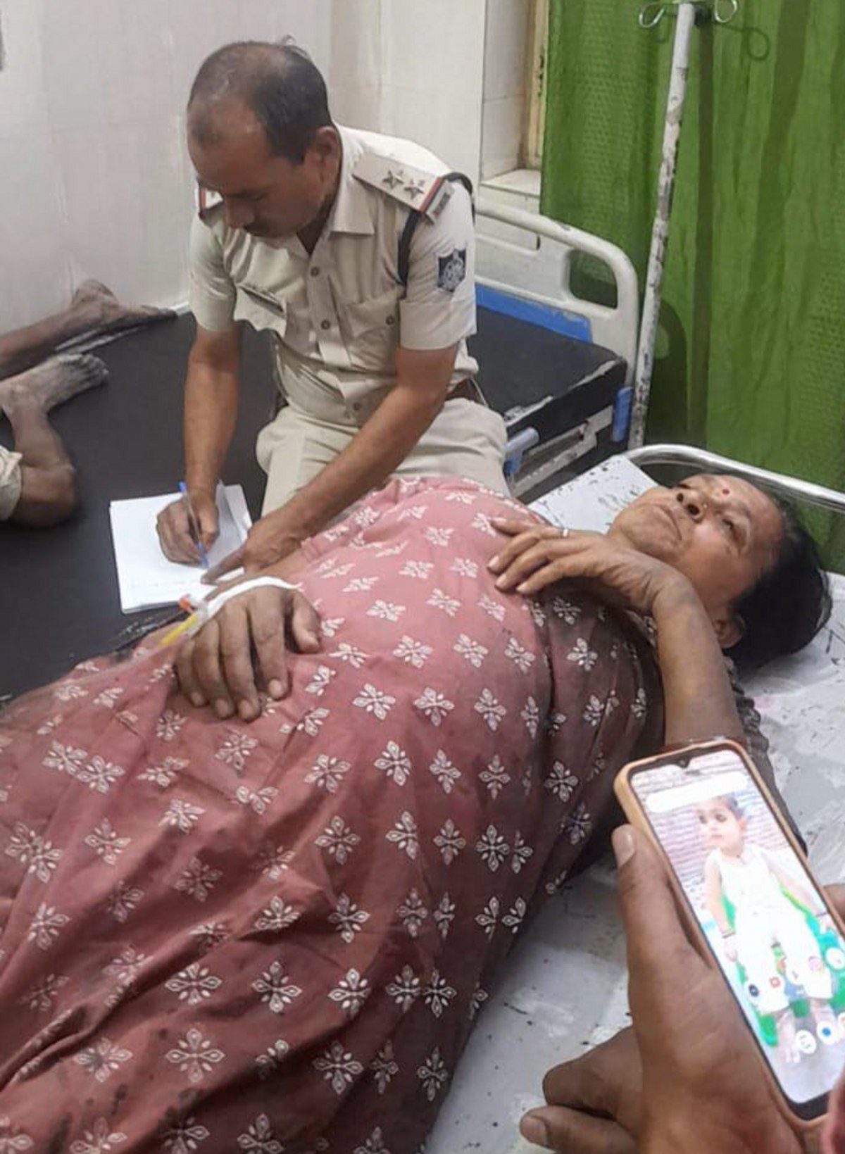 watch video: बदमाशों ने महिला को देरशाम मारी गोली, रीवा रेफर