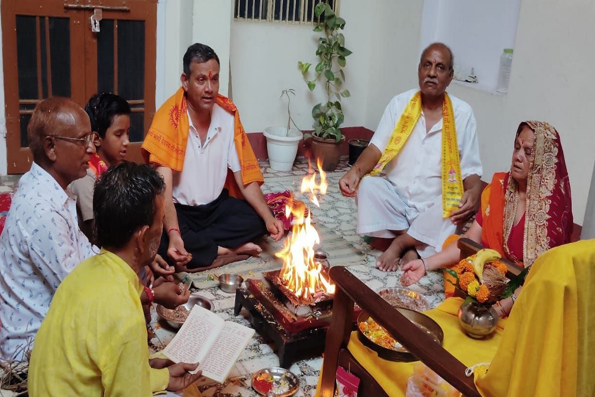   देश के लिए मर मिटने के संकल्प के साथ 11000 घरों में वेद मंत्रों से दीं महायज्ञ
में आहुतियां