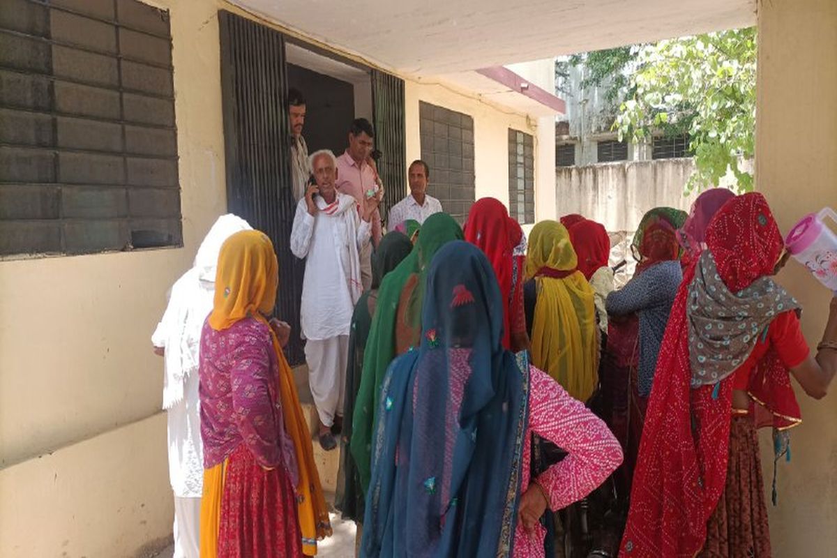 नलों में नहीं आ रहा पानी, खाली टैंकर लाकर बनाते हैं वीडियो