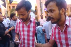 महिला अफसर ने काटा चालान तो बीच सड़क पर बैठ गया युवक, बोला- ‘हाईकोर्ट का ऑर्डर
लाकर तुम्हें हटवा दूंगा’… - image