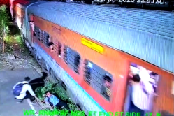चलती ट्रेन पर चढ़ते वक्त गिरा यात्री, फरिश्ता बनकर रेलकर्मी ने बचाई जान, Video - image
