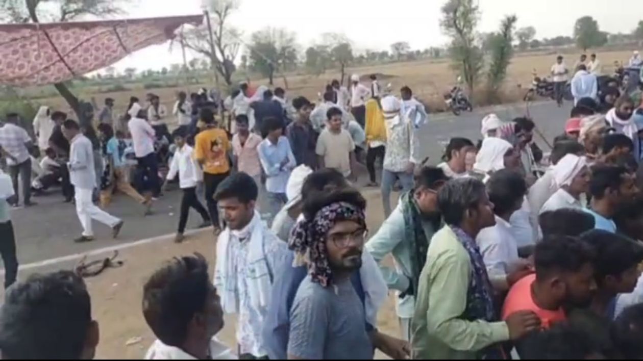 45डिग्री से भी ऊपर चढ़ा आक्रोश का पारा: सडक़ पर टेंट लगा शव रख मेगा हाइवे किया
जाम