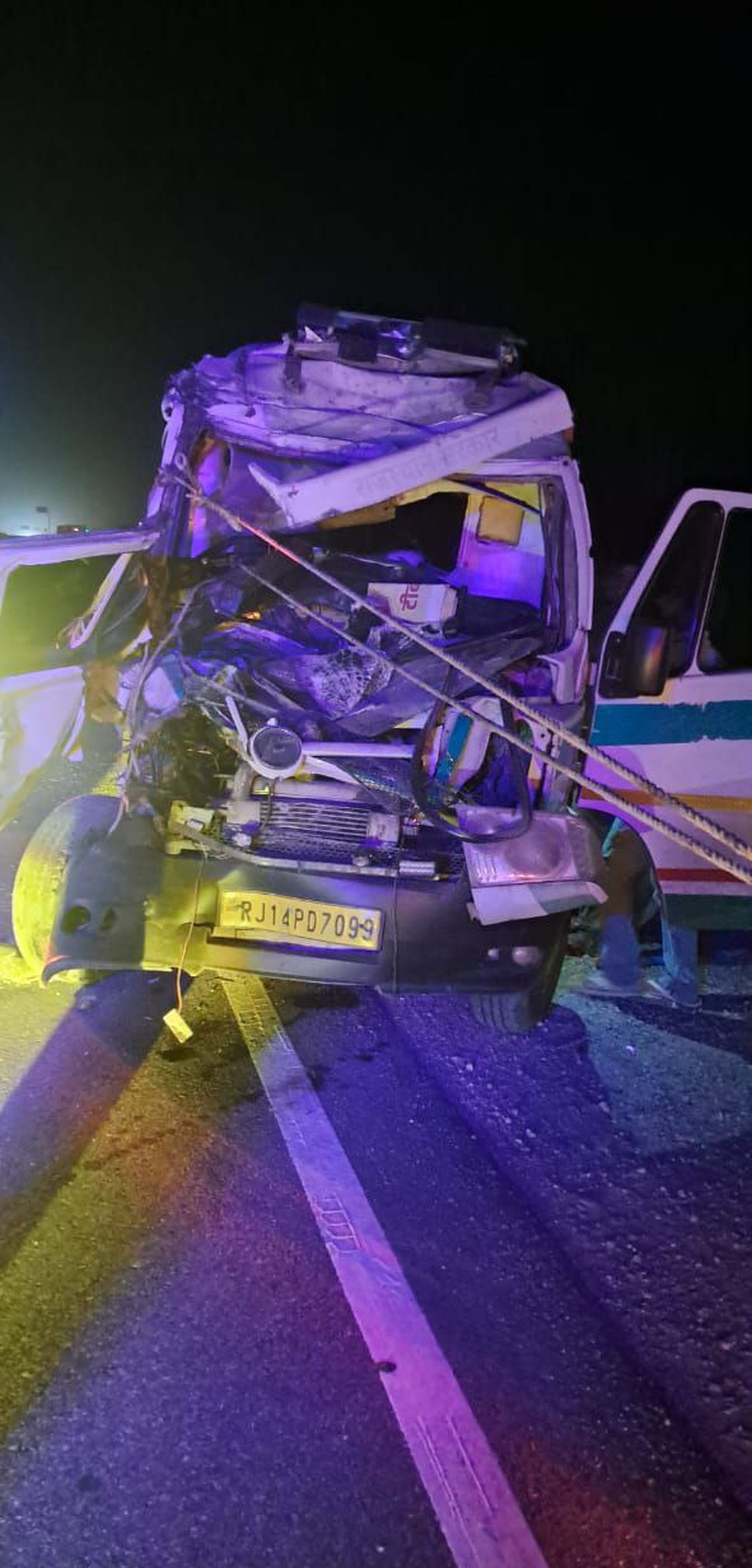 मरीज को अस्पताल पहुंचा कर लौट रही एम्बुलेंस दुर्घटनाग्रस्त, चिकित्साकर्मी की मौत