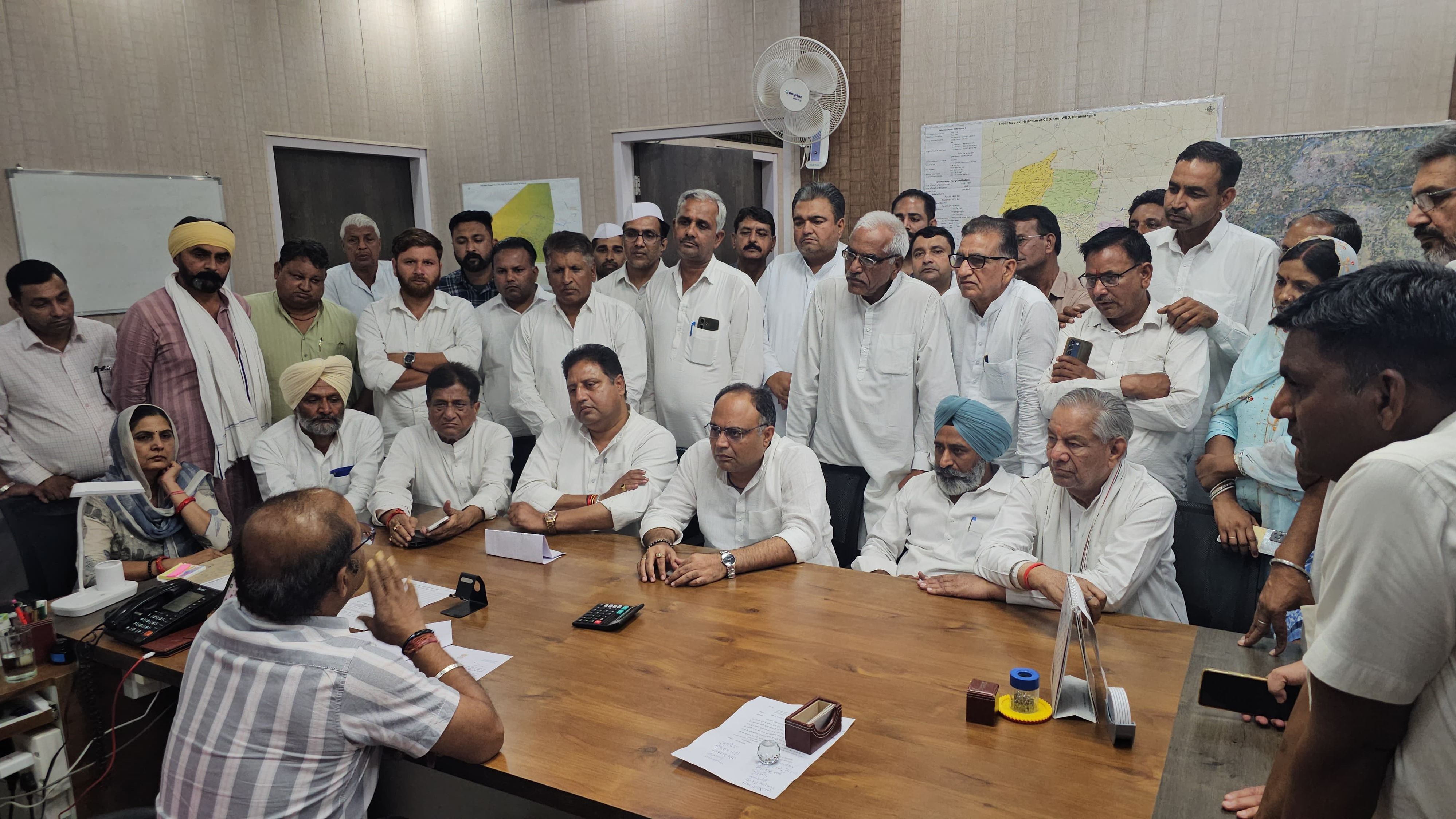 नहरी पानी की मांग को लेकर मुख्य अभियंता से मिले