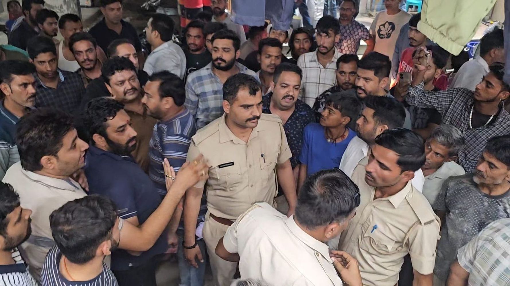 सुरक्षा की जिन पर जिम्मेदारी, वो ले जा रहे चोरों की तरह गाड़ी