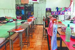 हॉस्टल के 2 कमरों में एक साथ रह रहे थे 4 लड़कियां और 13 लड़के, चाइल्ड केयर ने
मारा छापा - image