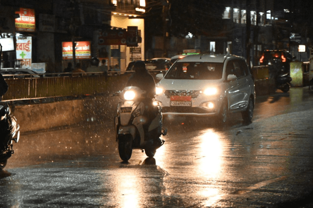 Raipur Weather: दिनभर उमस से बेहाल हुए लोग, रात में हुई जमकर बारिश, अगले दो दिन पूरे प्रदेश में चलेगी आंधी