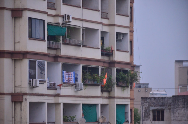 Raipur News: बालकनी में रखे गमले हो सकते हैं जानलेवा, धक्के या अंधड़ से सिर पर गिरने का खतरा