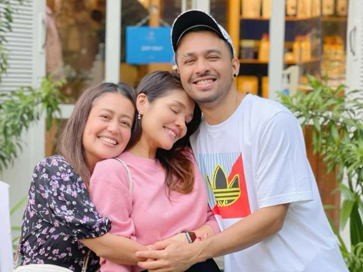 Neha Kakkar Share Family Photo