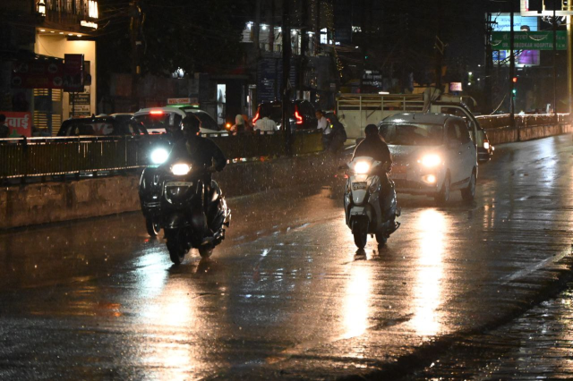 Raipur Weather: दिनभर उमस से बेहाल हुए लोग, रात में हुई जमकर बारिश, अगले दो दिन पूरे प्रदेश में चलेगी आंधी