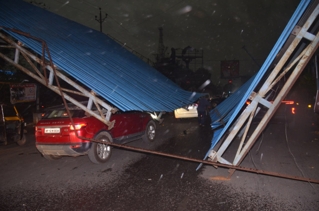 CG Weather: रायपुर में आंधी-तूफान से दिखा कुदरती कहर, तीन शेड गिरने से गाड़ियां दबी, इधर टोल नाका भी गिरा