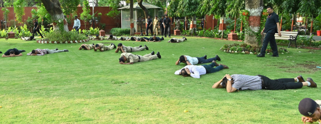 Mock Drill in CG: रायपुर राजभवन में मॉकड्रिल का आयोजन, अधिकारियों-कर्मचारियों को कराया अभ्यास, देखें