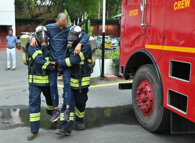 Mock Drill in CG: रायपुर राजभवन में मॉकड्रिल का आयोजन, अधिकारियों-कर्मचारियों को कराया अभ्यास, देखें