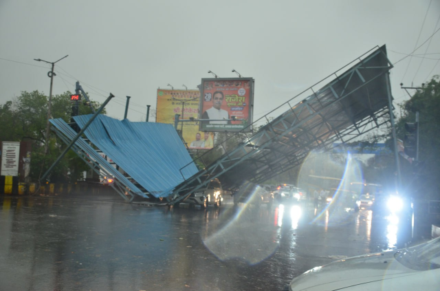 CG Weather: रायपुर में आंधी-तूफान से दिखा कुदरती कहर, तीन शेड गिरने से गाड़ियां दबी, इधर टोल नाका भी गिरा