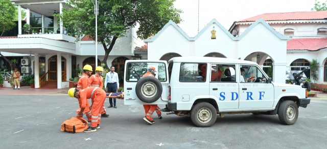 Mock Drill in CG: रायपुर राजभवन में मॉकड्रिल का आयोजन, अधिकारियों-कर्मचारियों को कराया अभ्यास, देखें