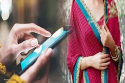 फोन पर बात कर रहे पति को पत्नी ने टोका तो घर में मचा बवाल… - image