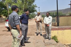 कलक्टर ने दिखाई सख्ती, कहा-अतिरिक्त श्रमिक लगाओं, काम की गति बढ़ाओं - image