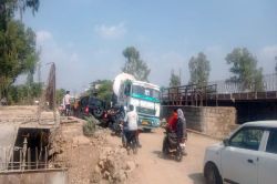 ट्रोला फंसने से पाइप लाइन हुई क्षतिग्रस्त, आपूर्ति ठप - image