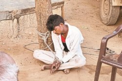 Jaipur: चोरी के शक में ग्रामीणों ने 2 युवकों को रातभर पेड़ से बांधकर रखा, आंख और
जगह-जगह डाला मिर्च पाउडर - image