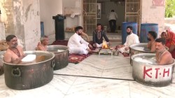 इंद्रदेव को प्रसन्न करने के लिए जयपुर में अनूठा महायज्ञ, बर्फ के पानी में बैठकर
आहुतियां दीं - image
