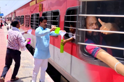 भीषण गर्मी में रेलवे स्टेशन पर ‘जल सेवा’, यात्रियों को सेवा भाव से पिलाया जा रहा
ठंडा पानी - image