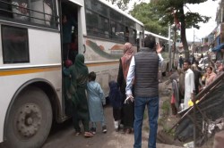 जम्मू कश्मीर में सीमावर्ती गांवों को कराया गया खाली, लोगों को भेजा श्रीनगर - image