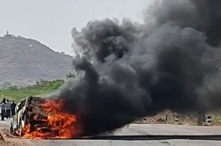 Rajasthan Accident: राजस्थान में 2 SUV की भीषण टक्कर, आग का गोला बनी एक गाड़ी,
ऐसे बची सभी की जान - image
