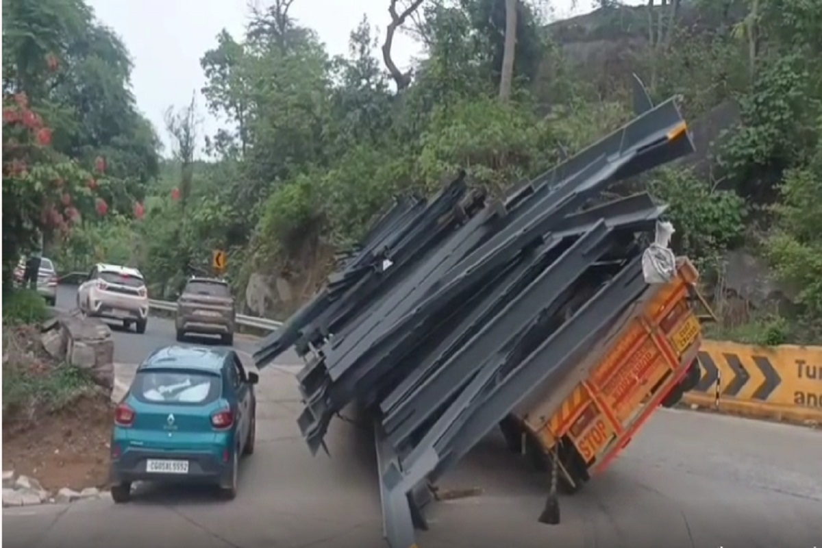 बस्तर की Life Line में मेगा जाम! 8वें मोड़ पर पलटी ट्रेलर, वाहनों की आवाजाही ठप,
देखें VIDEO…