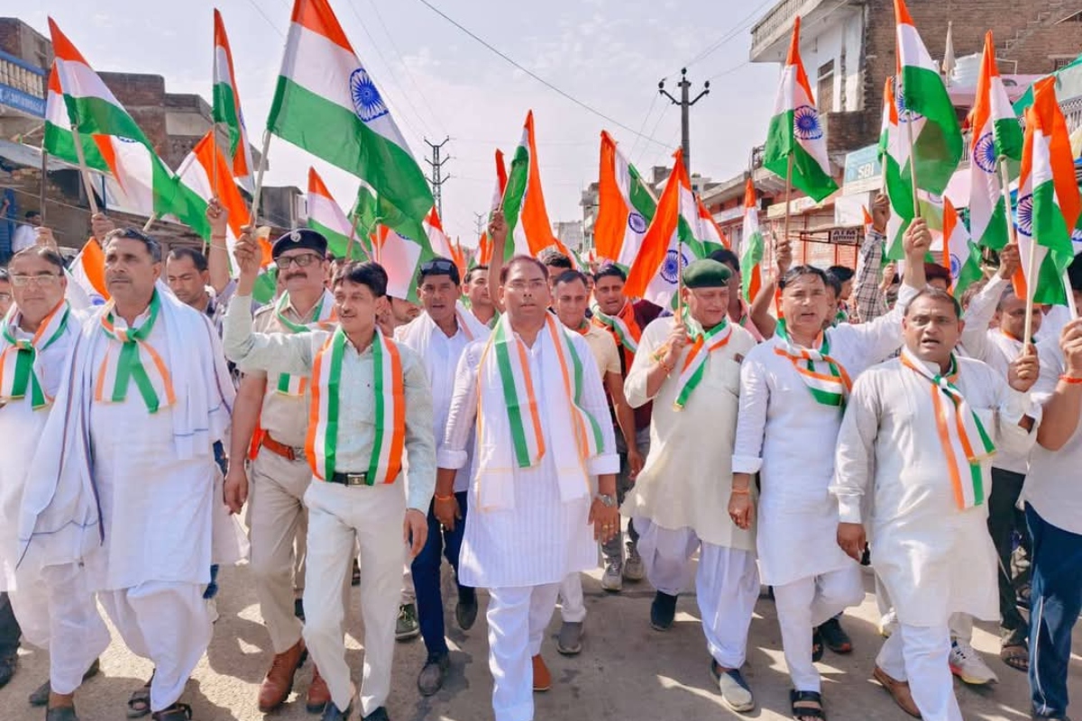 Karauli: विधायक हंसराज मीणा के नेतृत्व में निकली तिरंगा यात्रा, गूंजे भारत माता
के जयकारे; सैनिकों का बढ़ाया हौसला